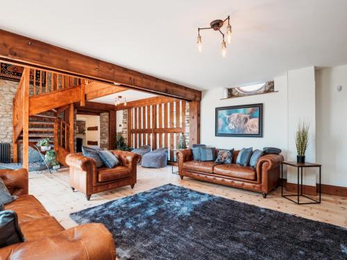 Upton Cheyney Casa | Pass the Keys Stunning Large 4 Bed Country House with Hot tub