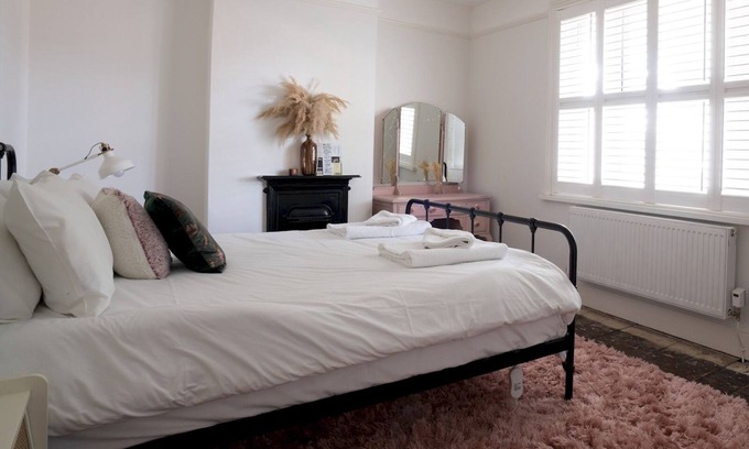 Gloucester Casa | Pass the Keys | Stylish Victorian home with garden