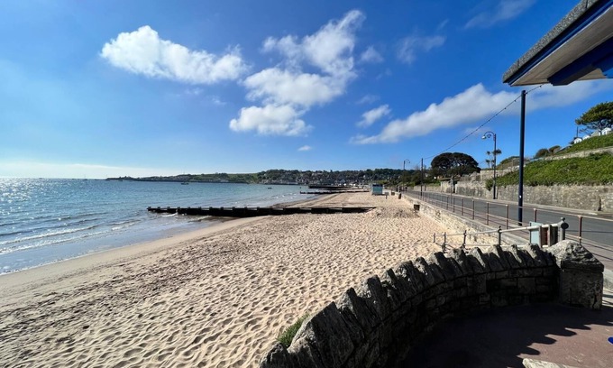 Swanage Casa | Passiflora Cottage Close to Swanage Beach and Town Sleeps 7
