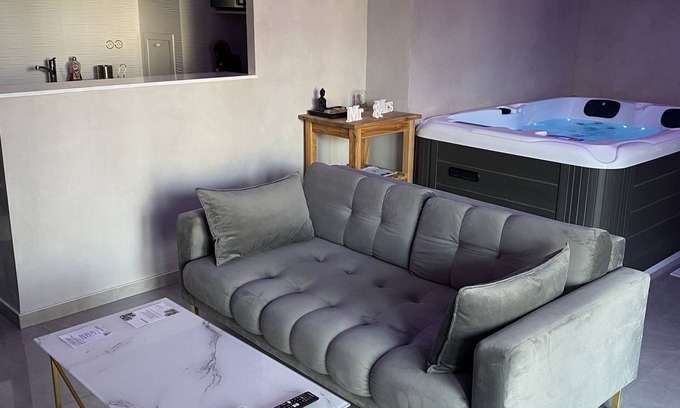 Poteries Condominio | Passion Airbnb - Logement Deux Pièces Avec Jacuzzi Privatif
