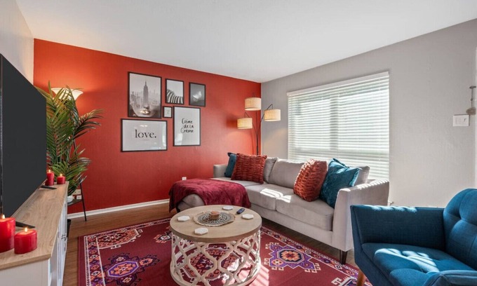 Fort Worth Apartamento | Passionate 2BD: Where Your HEART Feels at HOME!