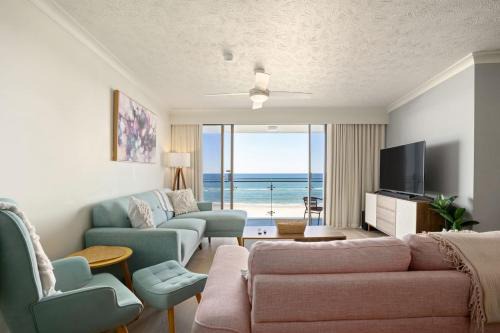 Palm Beach Apartamento | Pastel Drift - Beachfront Haven by Dining & Parks