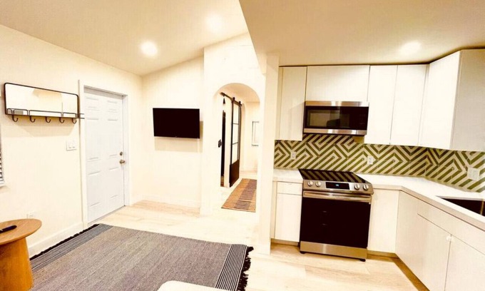 South Middle River Cabaña | “Pastel home”Coastal vibes! Near beach/ ports!