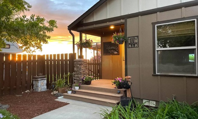 Terrebonne Casa | Pastoral home with mountain views for your recreational retreat.