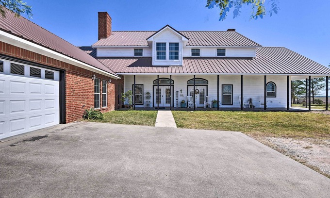 Bellevue Casa | Patio & Covered Porch: Spacious Bellevue Home!