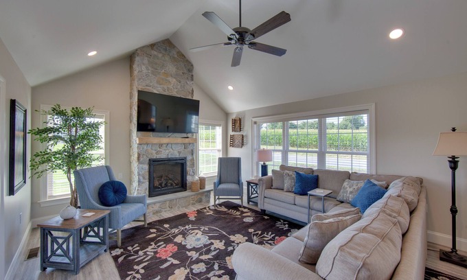 Gordonville Casa | Patio & Yard: Newly Built Retreat in Ronks!