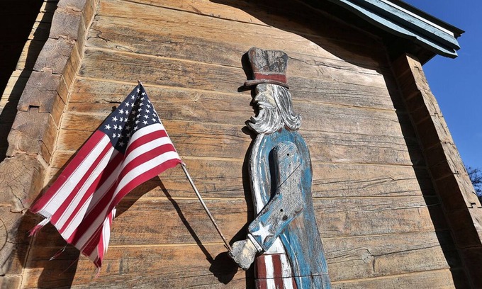 Pipe Creek Cabina | Patriot Cabin at Country Accent Antiques Pipe Creek, TX.