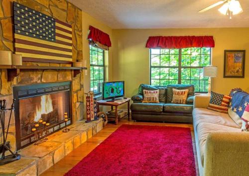 Gatlinburg - Pigeon Forge Casa | Patriotic Cabin Close to Pigeon Forge and Gatlinburg