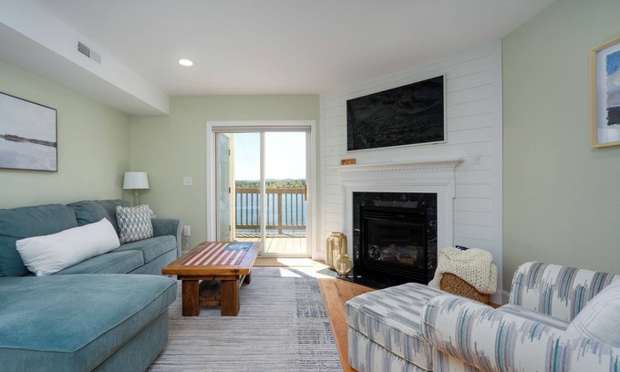 Laconia Condominio | Paugus Bay Chalet: Renovated Condo with Prime Lake Winni Location!
