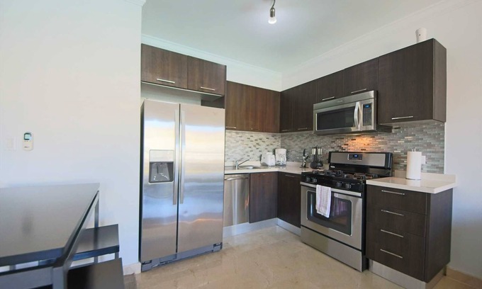 Washington Condominio | Condominio amplio y moderno, vista encantadora de la piscina desde el balcón, perfecto para parejas