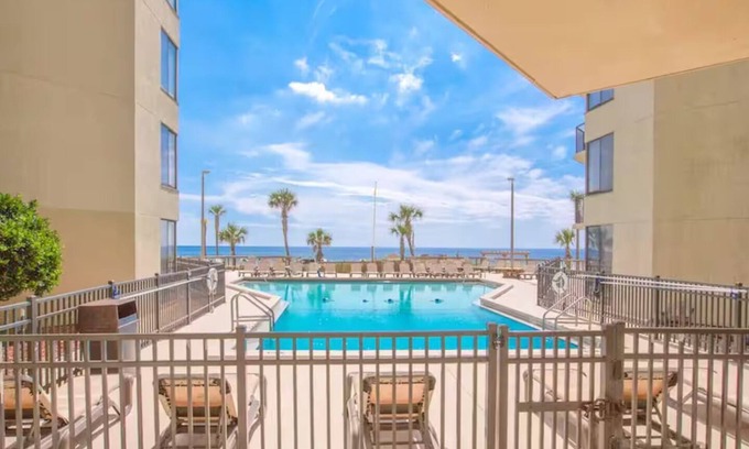 Panama City Beach Condominio | PCB Beachfront condo next to Pineapple Willy's #312W