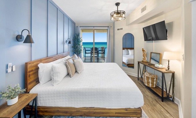 Panama City Beach Condominio | PCB condo with gulf views, pools, hot tub, tiki bar and more! small dog ok