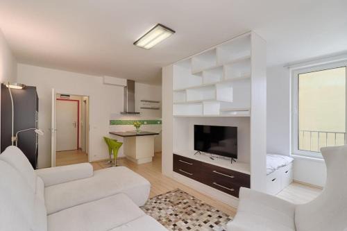 Nusle Apartamento | Peace and Comfort Near Center with Balcony, 500MB WIFI