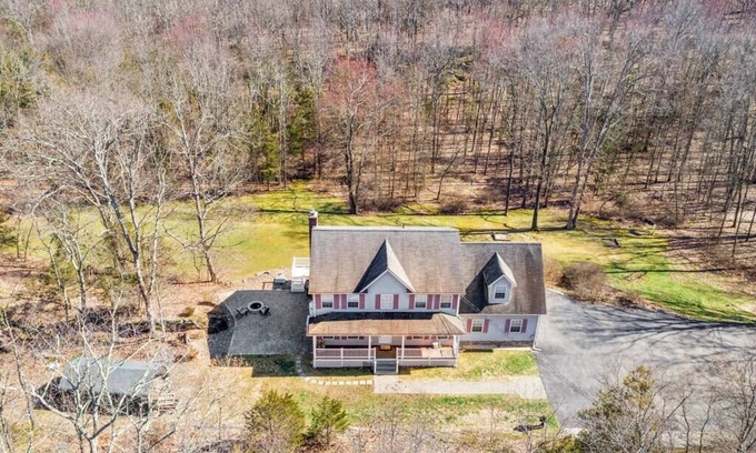 Chester Casa | Peace and Privacy at 5 BDRM Villa Set on Wooded Lot
