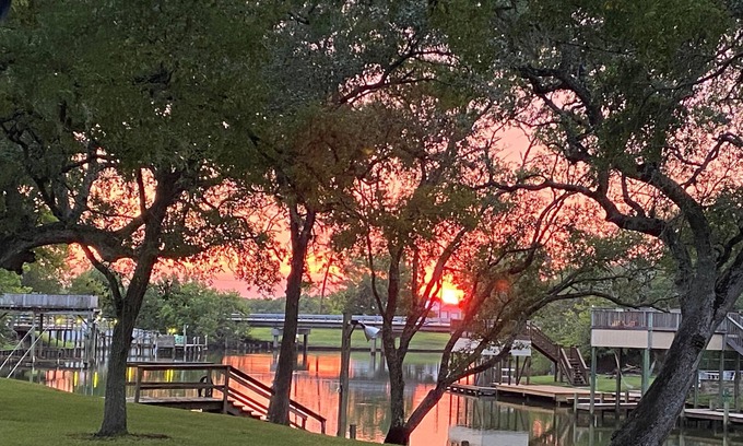 Cedar Lane Casa | Peace, luxury and fishing under 100 year old oaks