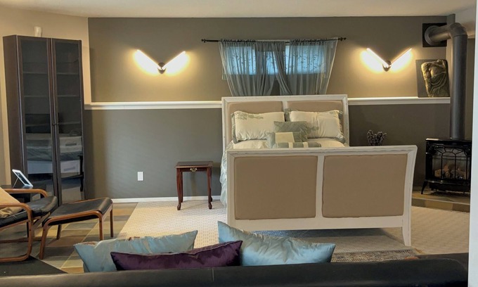 Signal Hill Apartamento | Peace of mind property is a Studio with separate entrance and wet bar
