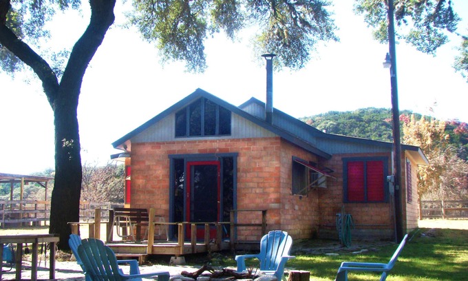 Uvalde Casa | "Paz y tranquilidad bajo los robles, en el río"