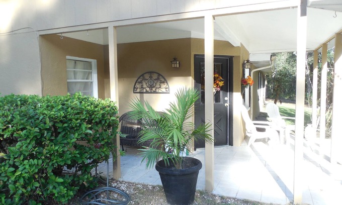 Brooksville Casa | Peaceful 2.5 acres setting in horse country - sit back and relax