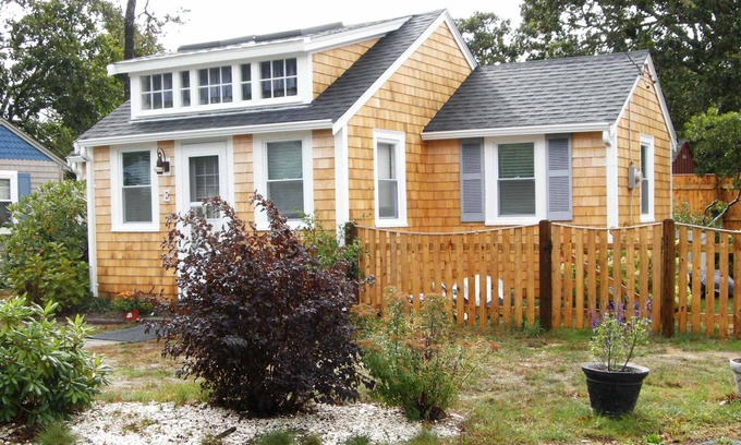 Dennis Port Cabaña | Tranquilo 2 Bdrm Cottage WiFi A / C Ingrd piscina y caminar a la playa!