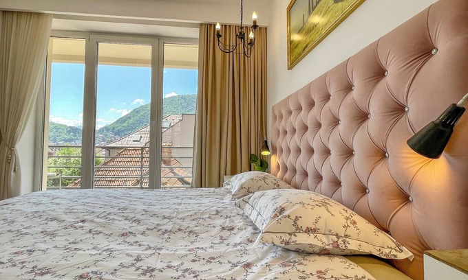 Centrul Vechi Apartamento | Peaceful 2-Bedroom Apartment with Stunning View of the Brasov Mountains
