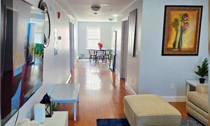 Metropolitan Hill - Beech Street Condominio | Peaceful 2-bedroom condo with AC in charming Roslindale
