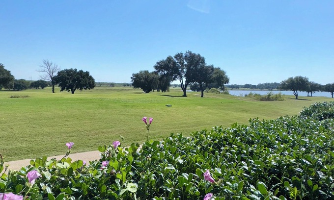 Kemp Casa | Peaceful 2-bedroom house with golf course view!