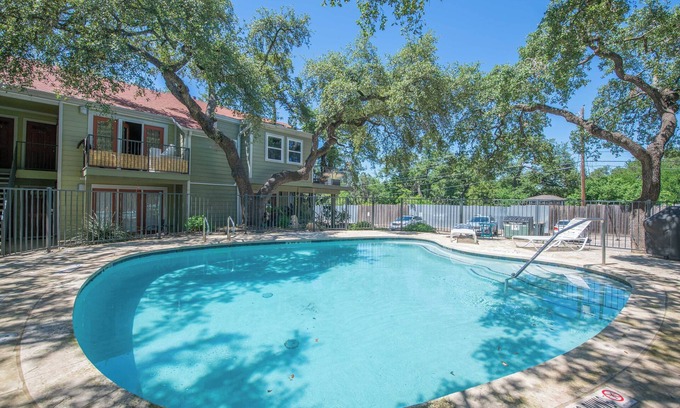 South Lamar Casa | Peaceful 2 BR off of So Lamar w/Pool Minutes to Dwntwn 1 KNG/1QN BR Free parking