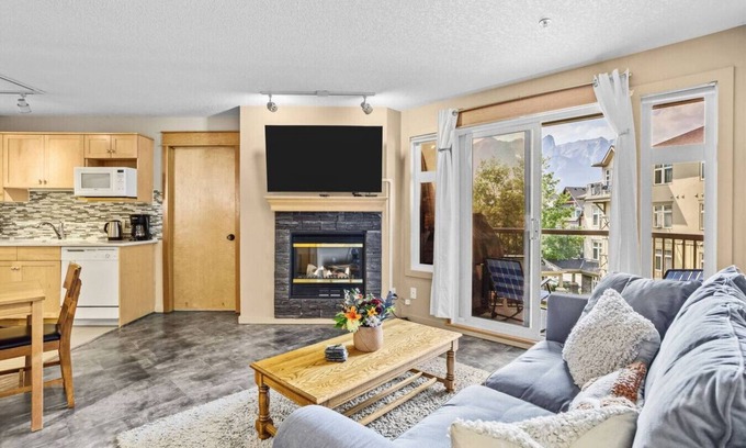 Cougar Creek Apartamento | Peaceful 2BR for 8 w/ Balcony, BBQ & Gym!