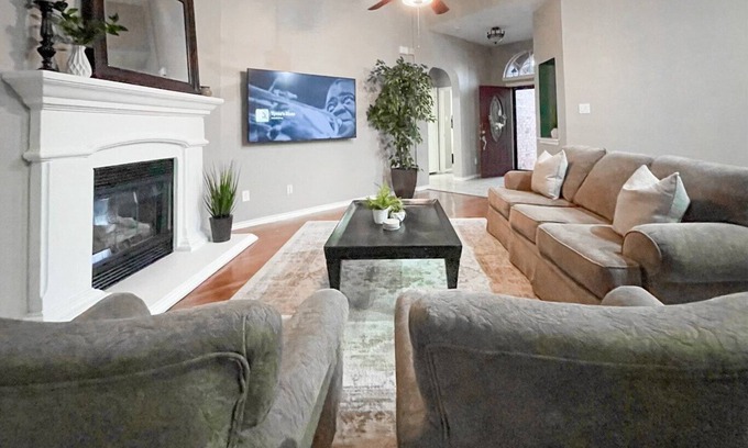 Keller Casa | Peaceful 3/2 with Backyard Garden