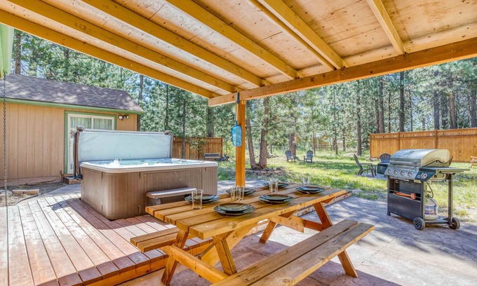 Three Rivers Casa | Peaceful 3 Bedroom Home Close to Sunriver, Hot Tub and Fenced Yard!