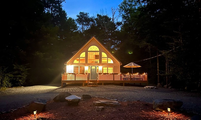 Pocono Lake Cabina | Peaceful 3-bedroom Cabin Near Lakes & Ski Resorts
