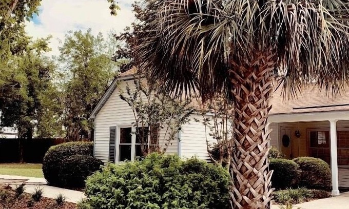 Mount Pleasant Casa | Peaceful 3 BR Cottage halfway between sandy beaches and historic Charleston