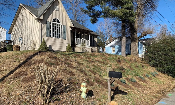 Waynesboro Casa | Peaceful 3BR, 2BA Mountain and River View - Walk Downtown!