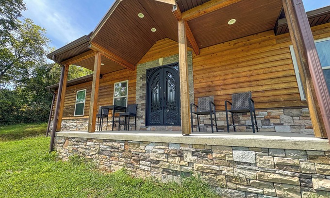 Dowelltown Otro | Peaceful 4-bedroom wooded lodge on 150 acre farm with valley views and horses