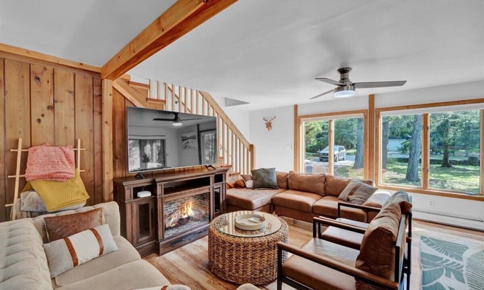 Pocono Summit Chalet De Esquí | Peaceful 4BR Pocono Chalet with Hot Tub & Fire Pit – Convenient Location!
