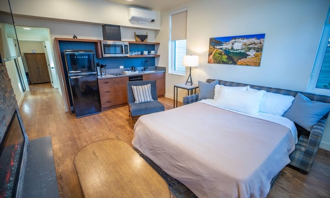 Mammoth Lakes Hotel | Peaceful Alpine Room with Sauna Access, Ideal for Outdoor Lovers & Ski Trips