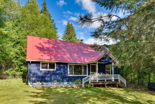 Kelso - Longview Casa | Peaceful and Chic Oasis Fire Pit, Grill, Yard