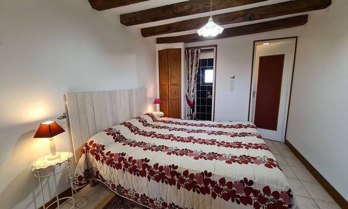 Saulnay Cama Y Desayuno | Habitaciones tranquilas con sala de juegos en el Berry