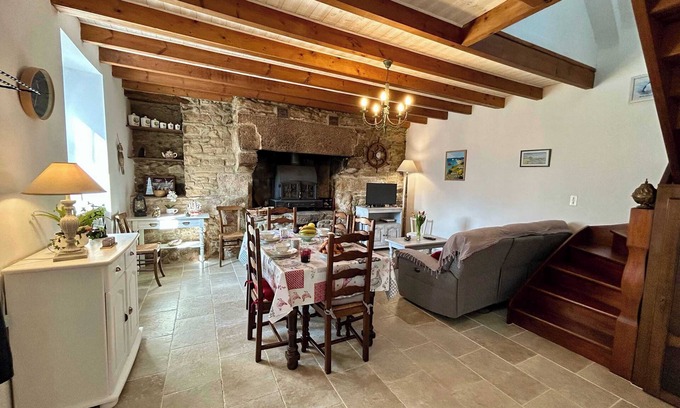 Tredrez-Locquemeau Casa | Peaceful Breton cottage for 4