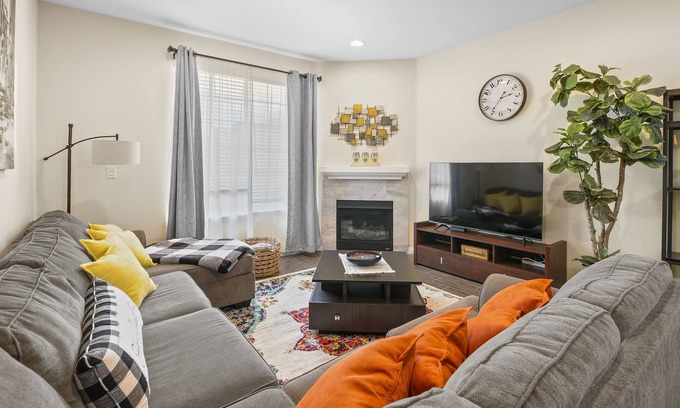 Cypress Casa | Peaceful bright 4BD 4BTH house close to Disneyland, beaches
