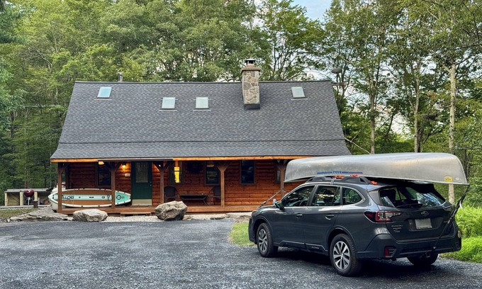 Dingmans Ferry Cabina | Peaceful Cabin - 10 Acres - Wildlife - Hot Tub - Huge Fireplace - Protected Land