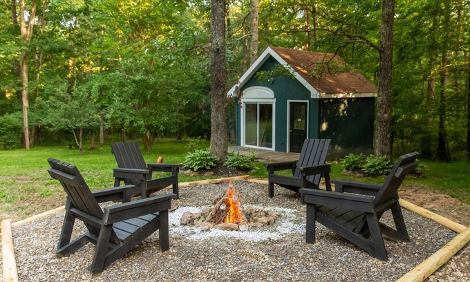 Fairview Cabina | "Peaceful Cabin Retreat:Stylish & Cozy Getaway in the Woods-30 min to Nashville