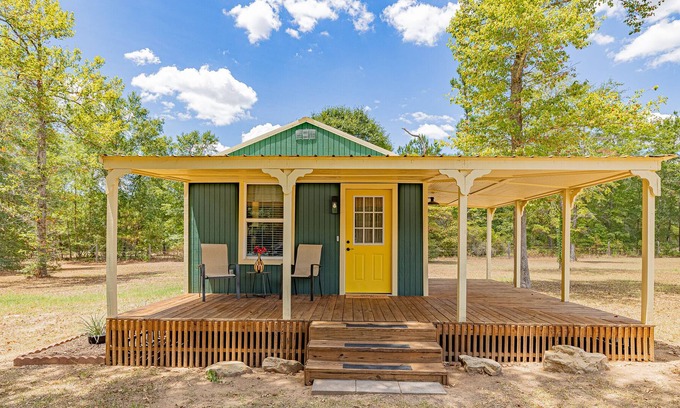Navasota Cabina | Peaceful cabin with King bed, WiFi, kitchen, fire pit. No extra fees!