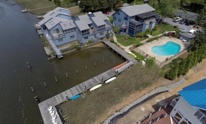 North Shores Condominio | Peaceful Canal-Front Condo in Snug Harbor - Walk to Beach & Pool!