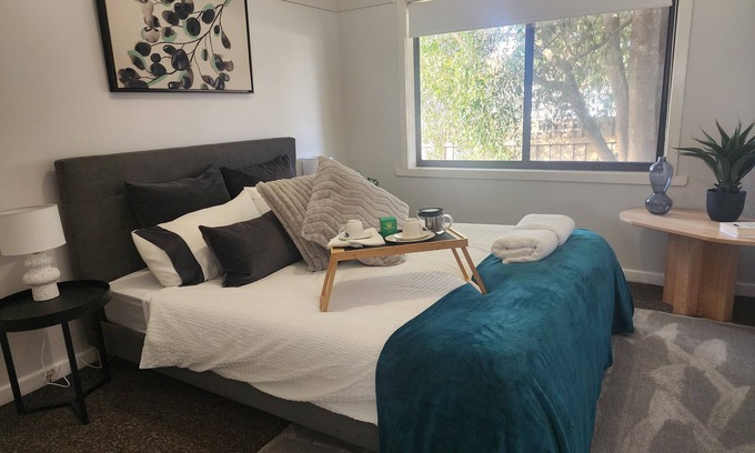 Morwell Casa | Peaceful, centrally located, 2 bedroom cottage minutes walk to Morwell CBD.