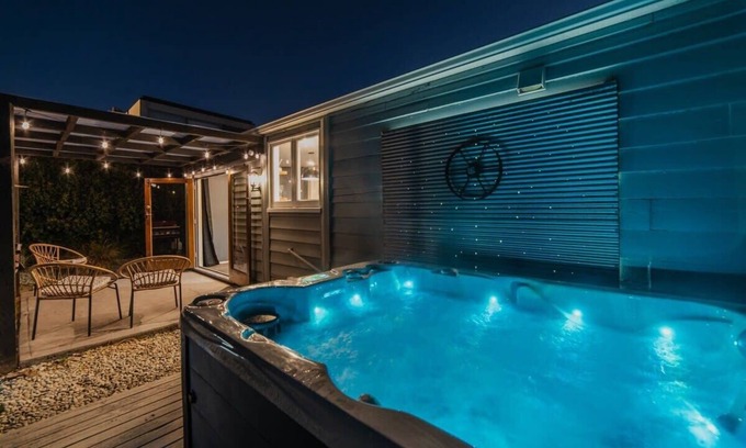 Christchurch Cabaña | Peaceful City Cottage & Hot Tub