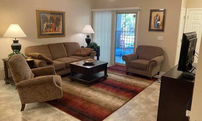 Parkwood Ranch Condominio | Condominio tranquilo en comunidad cerrada. Estilo de apartamento, planta principal.