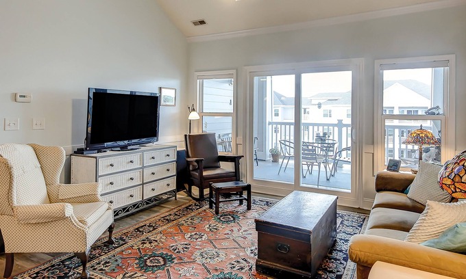 Charleston Condominio | Peaceful condo with pool, W/D, balcony, TV, deck, & kitchen - close to beach