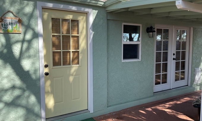 Viewpoint Cabaña | Peaceful cottage with courtyard in Green Valley AZ with AC, WiFi, and DirecTV.