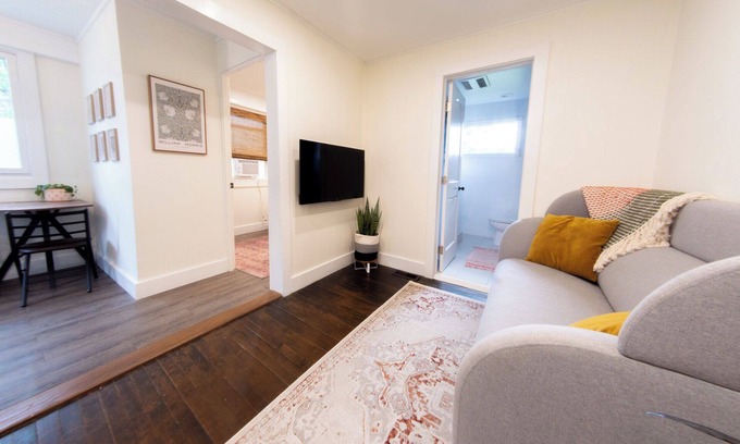 Oakley Apartamento | Peaceful Couples Retreat, 2 minutes from the Biltmore